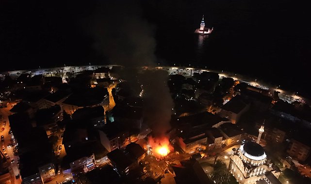 İstanbul - Üsküdar'da ahşap binada çıkan yangın bitişiğindeki metruk binaya sıçradı