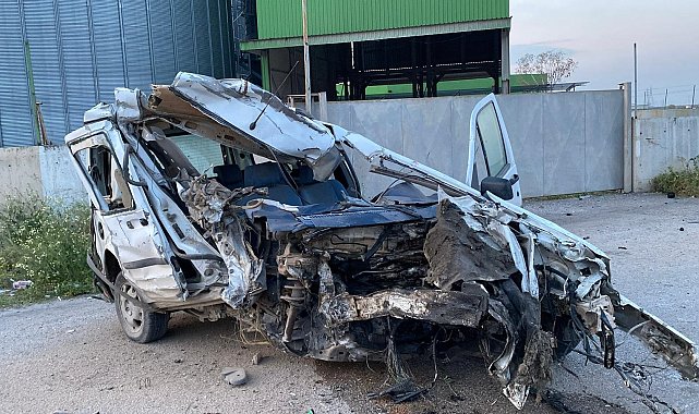 İstinat duvarına çarpan hafif ticari aracın sürücüsü ağır yaralandı