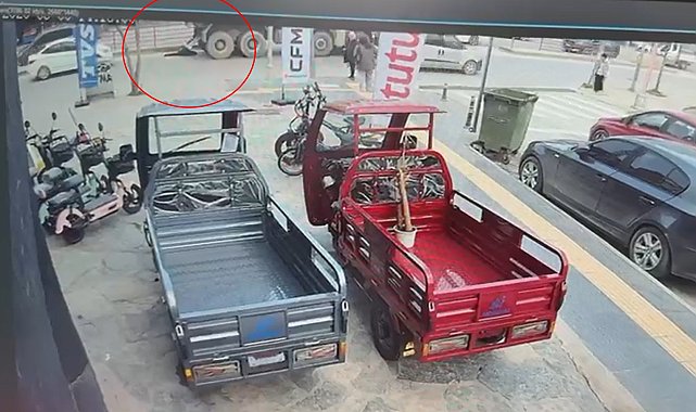 Kamyonun altında kalan yaya öldü; kaza kamerada