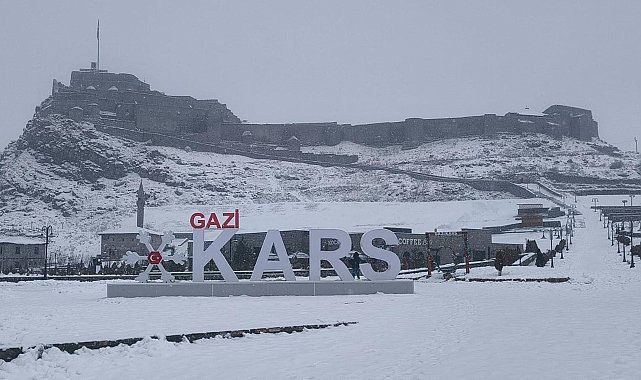 Kars'ta güneşli hava yerini kara bıraktı