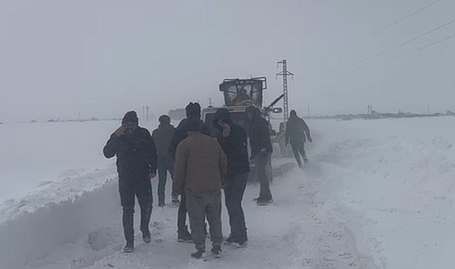 Kars'ta kara saplanan 12 araç ve içindekiler kurtarıldı