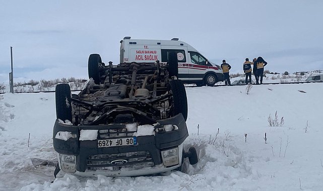 Kars'ta minibüs şarampole devrildi: 5 yaralı