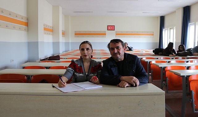Kayseri'de 27 yıldır evli çift, üniversitede sıra arkadaşı oldu