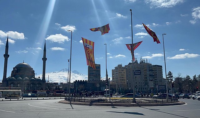 Kayseri'de kentin farklı noktalarına Kayserispor bayrakları asıldı