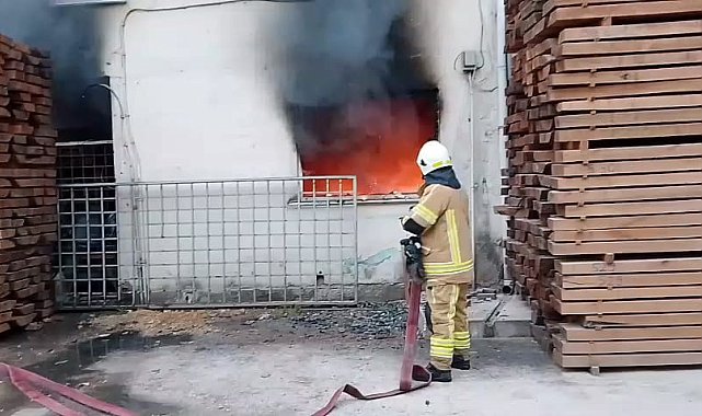 Kereste deposundaki yangını söndürmeye çalışırken yaralandı