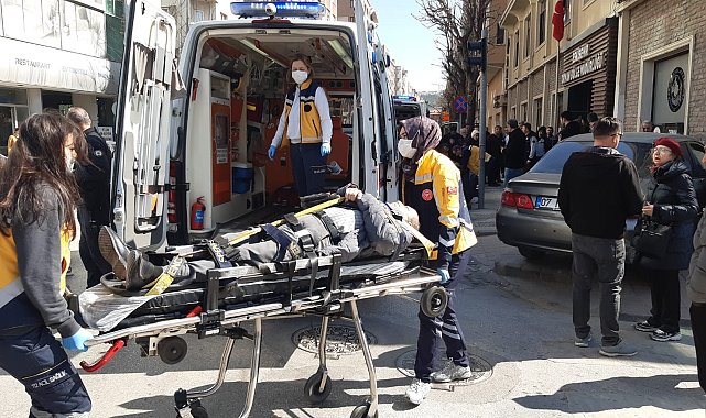 Kırmızı ışıkta duran araca çarpan otomobil, yayaların arasına daldı; 5 yaralı