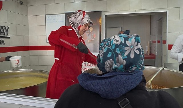 Kızılay Genel Başkanı Yılmaz, aşevinde yemek dağıttı