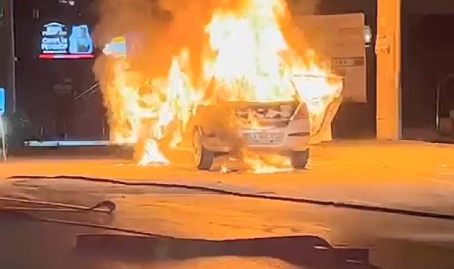Kocaeli'de otomobil alev alev yandı