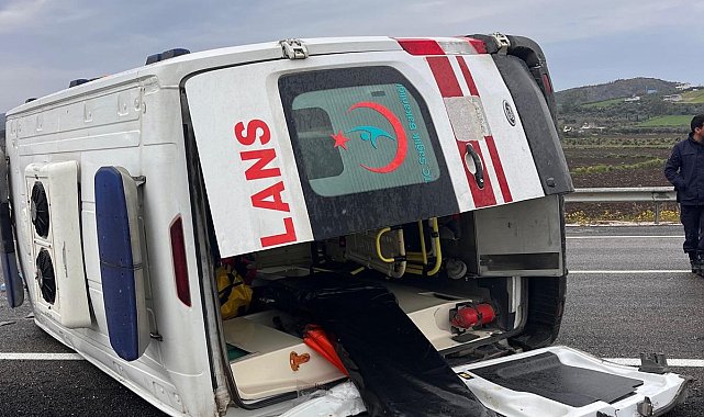 Lastiği patlayan ambulansın devrildi; 3 sağlık personeli yaralandı