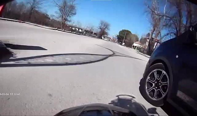 Motosiklet ile hafif ticari aracın çarpıştığı kaza kamerada; 2 yaralı
