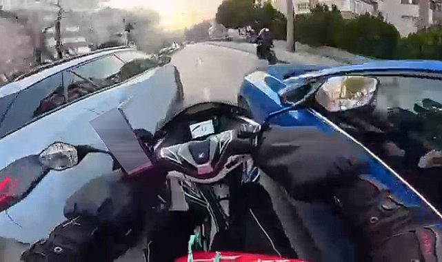 Motosikletiyle 2 aracın arasından geçmeye çalışan kurye kaza yaptı