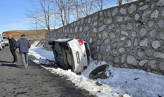 Otomobil istinat duvarına çarptı; 2'si ağır, 5 yaralı