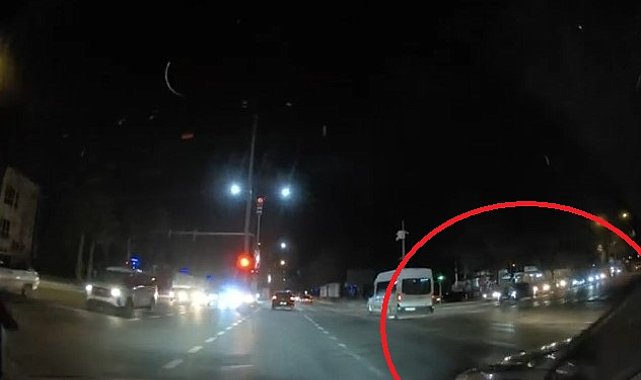 Otomobiliyle başka bir araca çarpıp kaçtı; o anlar kamerada