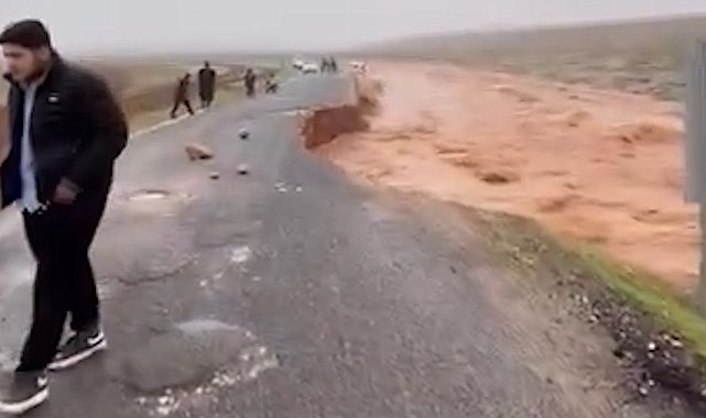 Şanlıurfa'da sağanak nedeniyle dereler taştı, yollar çöktü