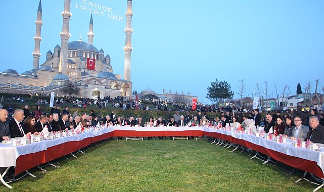 Selimiye Camisi meydanında 7 bin 500 kişi Kadir Gecesi iftarında buluştu