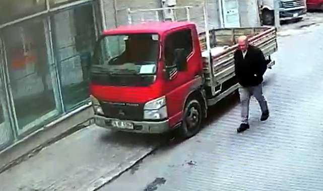 Sokak ortasında darbedildi; o anlar kamerada