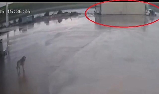 TIR'ın otomobilin üzerine devrildiği kaza kamerada; 2 yaralı