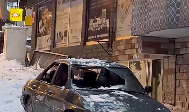 Üzerine çatıdan kar kütlesi düşen otomobil kullanılamaz hale getirdi