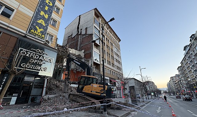 Yıkım sırasında yandaki binanın taşıyıcı kolonu hasar gördü; 21 daire boşaltıldı