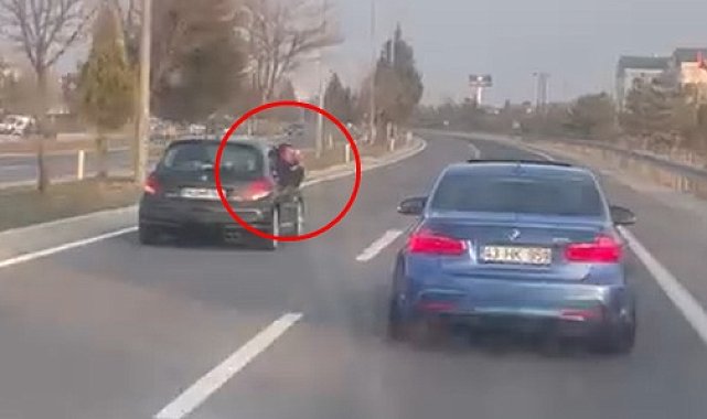 Yolda araçlarıyla yan yana ilerleyip video çeken 2 sürücüye toplam 9 bin TL ceza