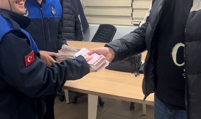 Yolda buldukları içinde 176 bin lira olan çantayı sahibine ulaştırdılar
