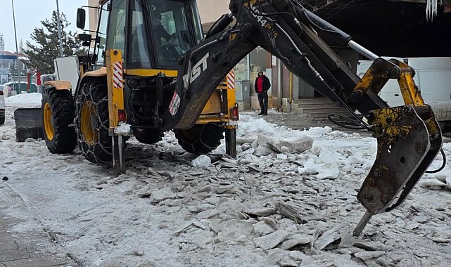 Yollardaki 20 santimlik buz tabakasını iş makinesinin hidrolik kırıcısıyla kırdılar