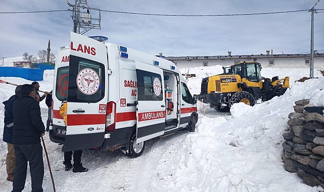 Yolu kapalı köydeki hasta 4 saatlik çalışmaya hastaneye ulaştırıldı
