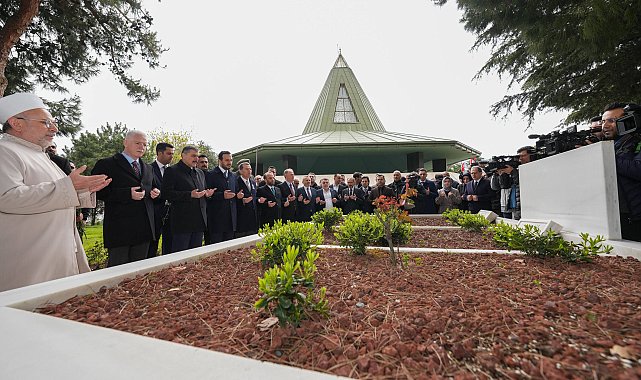 8'inci Cumhurbaşkanı Turgut Özal mezarı başında anıldı