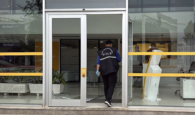 Bankanın kapı camını kırıp kaçtılar