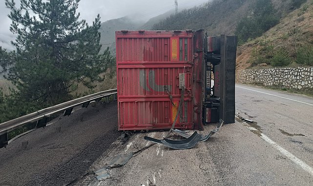 Bariyerlere çarpan kömür yüklü TIR devrildi
