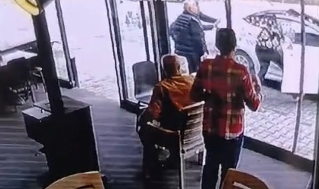 Bartın'da el freni çekilmeyen otomobili son anda durdurdu