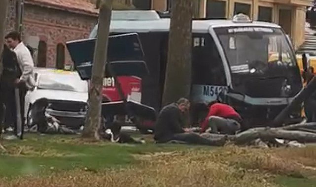 Beyoğlu'nda dolmuş bariyerlere çarptı; yaralılar var -1