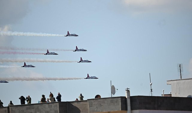 Çanakkale'de Türk Yıldızları'ndan gösteri uçuşu