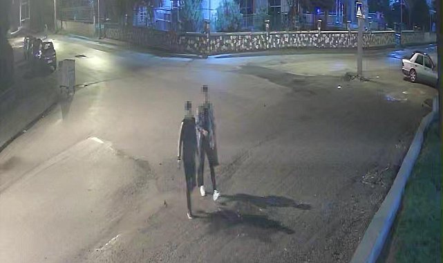 Çocuk parkında kaydırağı yaktılar; olay kamerada