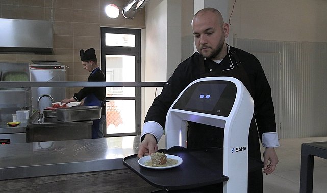 Edirne'de üniversitenin sosyal tesislerinde robot garson dönemi