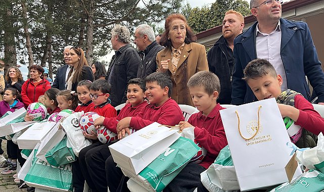 Gazetecilerden 19 yıl önce tadilatını yaptıkları okulun öğrencilerine bayram hediyesi