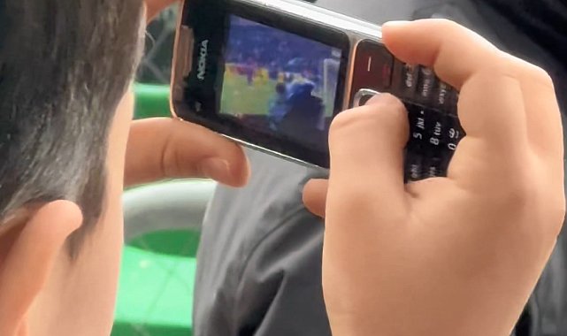 Golü tuşlu teflonuyla kaydeden minik taraftara, Serdar Dursun kamera hediye etti