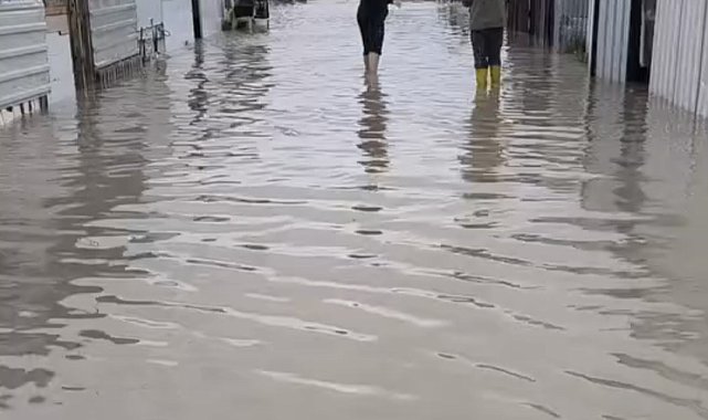 Hatay'da şiddetli yağış; yollar göle döndü, evleri su bastı