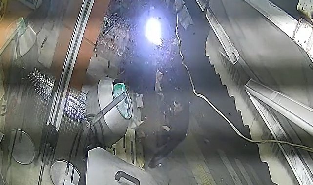 İş yerlerine çarpıp devrilen otomobilin altında kalmaktan son anda kurtuldu