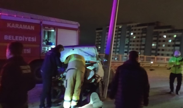 ​Karaman’da otomobil direğe çarptı: Sıkışan yolcuyu itfaiye kurtardı