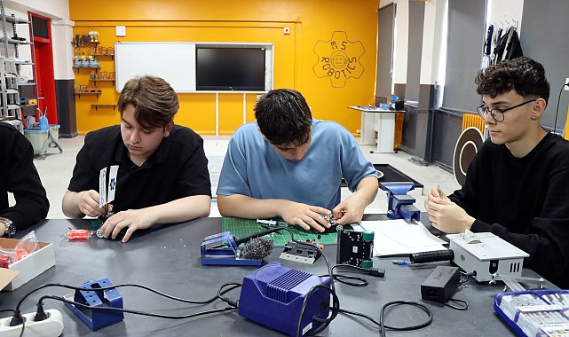 Lise öğrencileri Yunanistan'daki robot yarışmasında kategorilerinde birinci oldu
