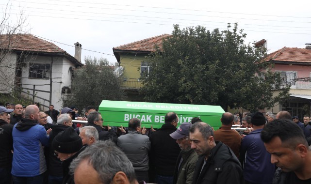 Minibüs ile beton mikserinin çarpıştığı kazada ölen 7 kişi toprağa verildi