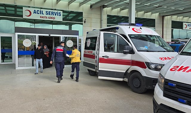 Öğrenci servis minibüsü direğe çarptı; 13 yaralı