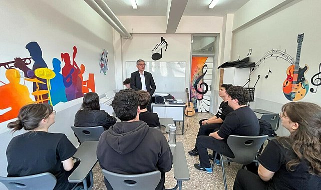 Onur öğretmen engel tanımadı, müzikle ilham oldu