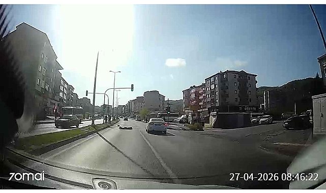 Otomobilin çarptığı üniversite öğrencisi yaralandı; kaza anı kamerada