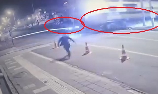 Otomobilin yük trenine çarptığı kaza kamerada