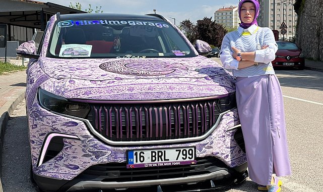 Otomobilini Türk motiflerinin yer aldığı mor renkli halıyla kapladı