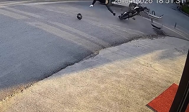 Sanayi sitesinde motosiklet ile otomobilin çarpıştığı kaza kamerada