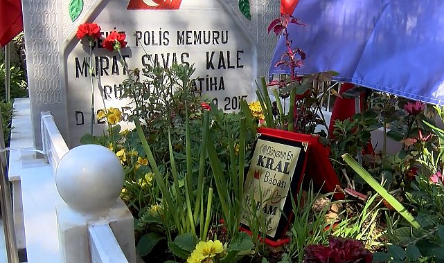 Şehit polisin mezarındaki 'dünyanın en kral babası' yazılı plaket duygulandırdı