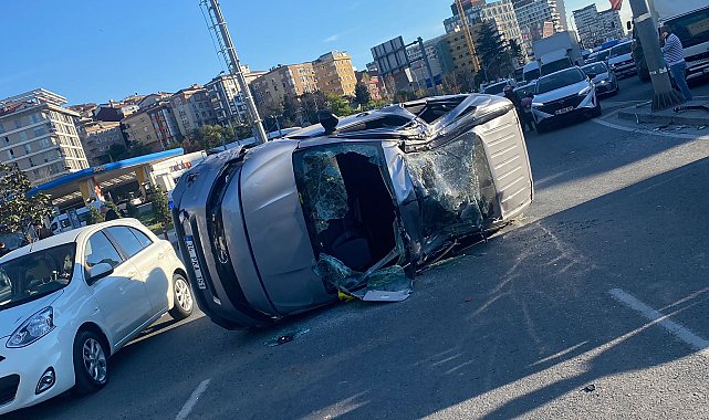 Seyrantepe'de trafik levhasına çapıp takla atan araç kamerada
